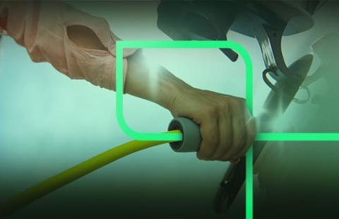 Pessoa conectando o veículo elétrico no dispositivo de carregamento