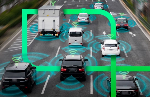 Imagem mostra diversos veículos com sinal de conectividade representando o 5G