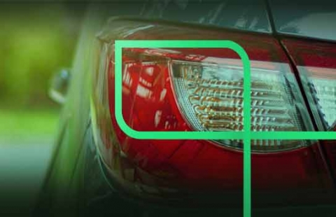 A imagem mostra a lanterna traseira de um veículo como referência a um veículo usado