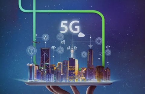 Imagem traz uma mão segurando uma cidade do futuro com vários icones de digitalização e escrito 5G em cima dessa cidade