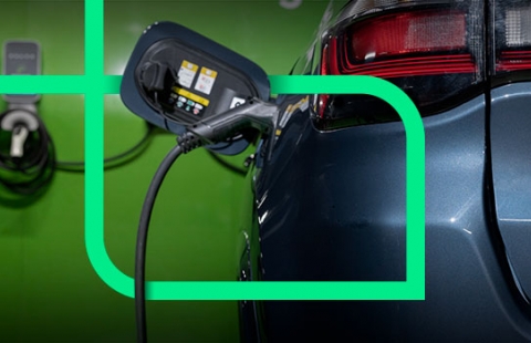A imagem mostra um veículo elétrico sendo recarregado