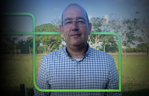 Imagem traz o colaborador posado com o P da marca estapar em volta dele