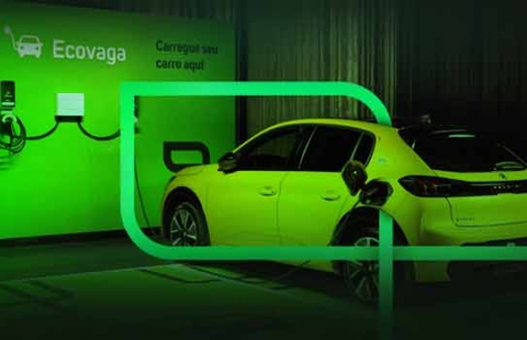 Imagem mostra veículo elétrico em estação de recarga