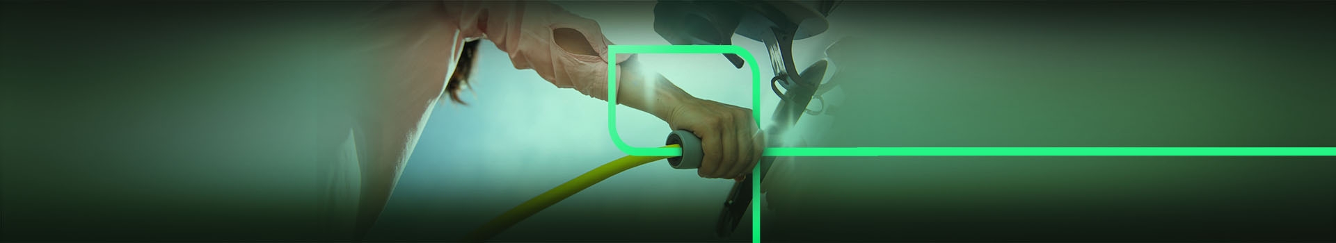 Pessoa conectando o veículo elétrico no dispositivo de carregamento