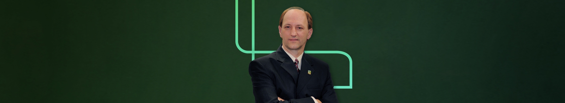 Foto do Vitor de braços cruzados com o P envolvendo o colaborador