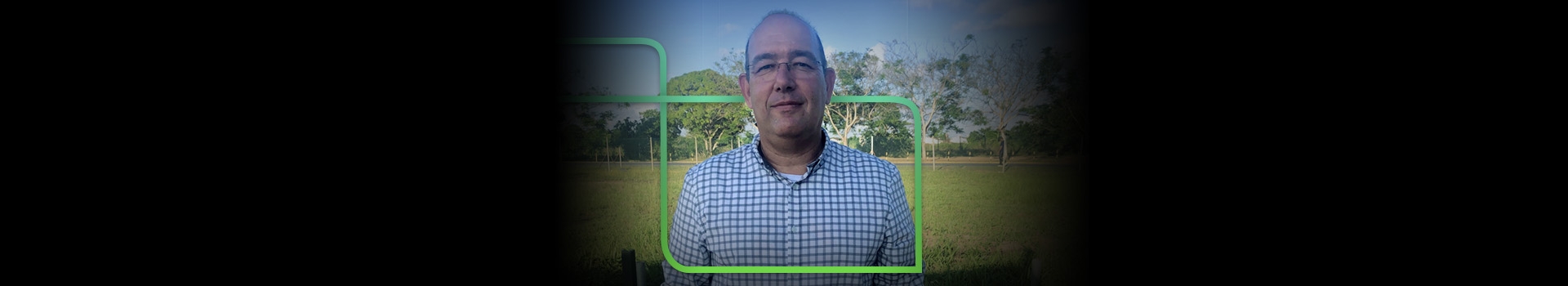 Imagem traz o colaborador posado com o P da marca estapar em volta dele